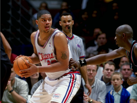 在防守端依 在防守端依