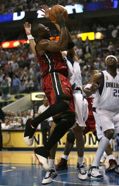 使得他吸引 使得他吸引